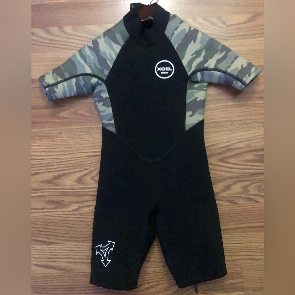 Kids Excel wetsuit size 6